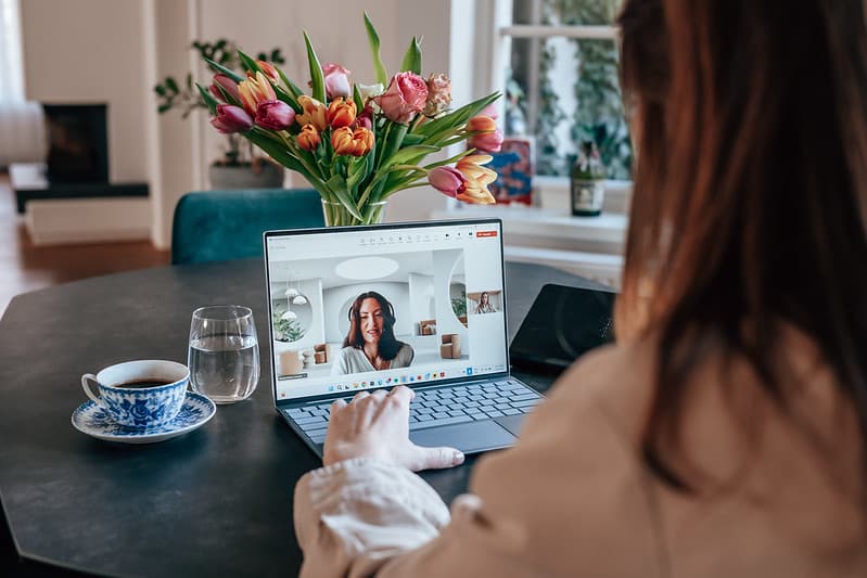 Video poziv - ilustrativna pozadina